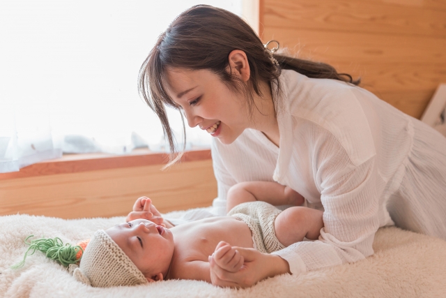 ０歳児の親子の写真